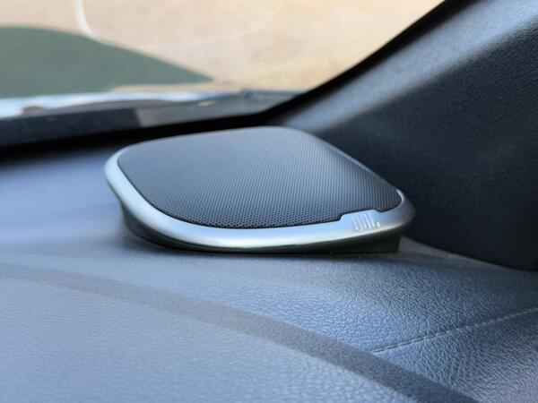 Toyota Hilux 2.8 D-4D Invincible X Auto 4WD Euro 6 (s/s) 4dr