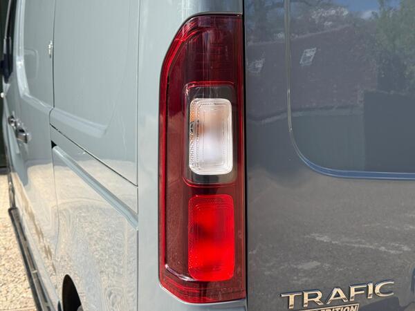 Renault Trafic 2.0 dCi ENERGY 28 Black Edition EDC SWB Standard Roof Euro 6 (s/s) 5dr