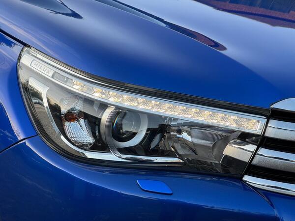 Toyota Hilux 2.4 D-4D Invincible Auto 4WD Euro 6 4dr (TSS, 3.5t)