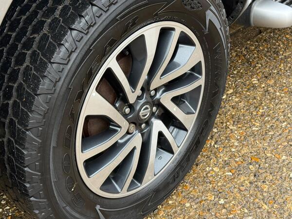 Nissan Navara 2.3 dCi Tekna Auto 4WD Euro 6 4dr