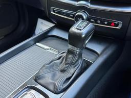 Volvo XC60 2.0 T4 Edition Auto Euro 6 (s/s) 5dr at 13th