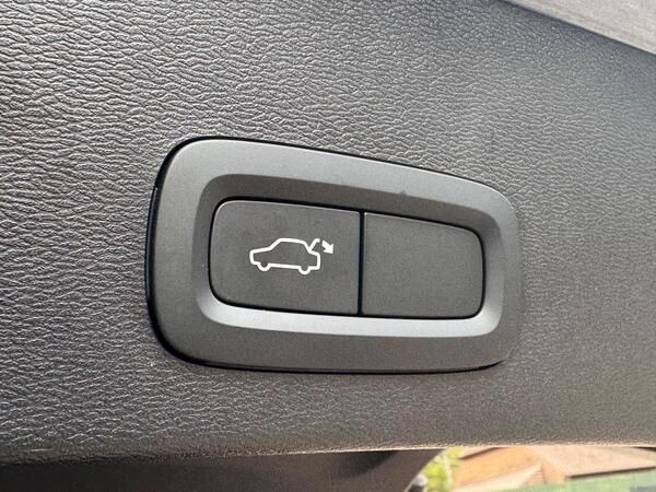 Volvo XC40 2.0 B4 MHEV R-Design Pro Auto Euro 6 (s/s) 5dr