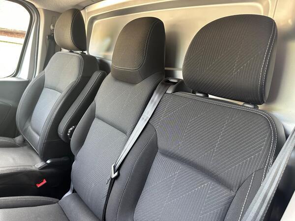 Renault Trafic 2.0 dCi ENERGY 30 Black Edition EDC LWB Standard Roof Euro 6 (s/s) 5dr