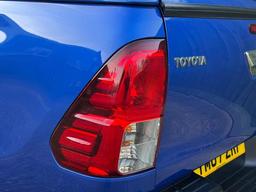 Toyota Hilux 2.4 D-4D Invincible Auto 4WD Euro 6 4dr (TSS, 3.5t) at 45th