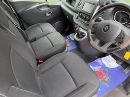 Renault Trafic 2.0 dCi ENERGY 28 Sport SWB Standard Roof Euro 6 (s/s) 5dr at 3th
