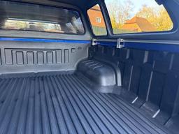 Toyota Hilux 2.4 D-4D Invincible Auto 4WD Euro 6 4dr (TSS, 3.5t) at 31th