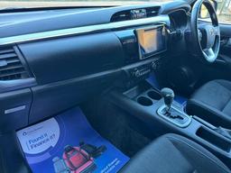 Toyota Hilux 2.4 D-4D Invincible Auto 4WD Euro 6 4dr (TSS, 3.5t) at 17th