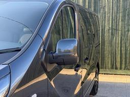 Renault Trafic 2.0 dCi ENERGY 28 Black Edition EDC SWB Standard Roof Euro 6 (s/s) 5dr at 43th