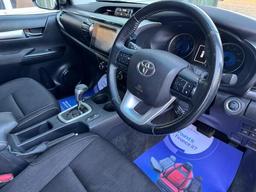 Toyota Hilux 2.4 D-4D Invincible Auto 4WD Euro 6 4dr (TSS, 3.5t) at 7th