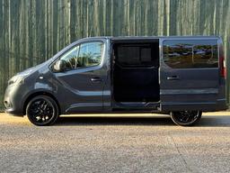 Renault Trafic 2.0 dCi ENERGY 28 Black Edition EDC SWB Standard Roof Euro 6 (s/s) 5dr at 12th