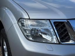 Nissan Navara 2.5 dCi Tekna Auto 4WD Euro 5 4dr at 30th